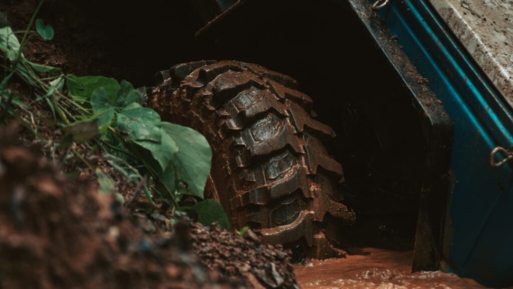 Pneu Lamacento Em Veiculo Em Terreno Molhado O PbuL9hCPs