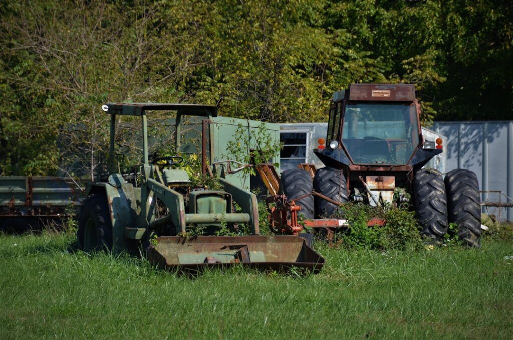 Um Tractor E Um Reboque Tractor Num Campo KcIXN9o6Xvg
