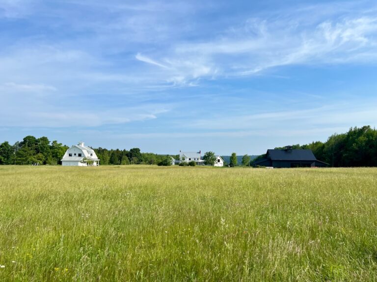 Um Campo Com Uma Casa Ao Longe HSwKYUlVX_A