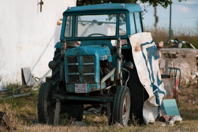 Trator Verde No Campo Verde Da Grama Durante O Dia IerPvVlkMs0
