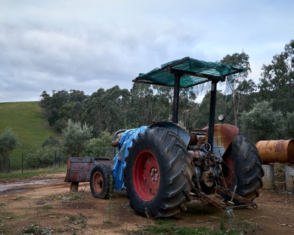 Um Trator Que Esta Sentado Na Terra Ifg_sPOEGao