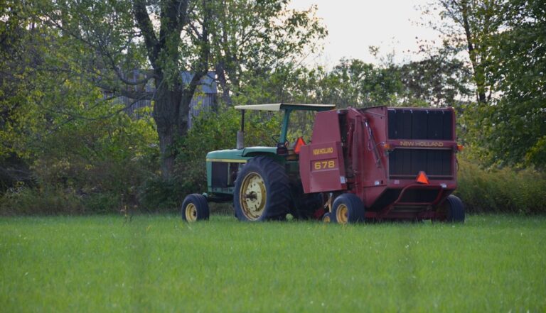 Trator Verde Com Uma Enfardadeira Em Um Campo ptwhY_DiCJI