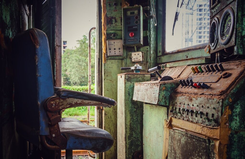 Cadeira De Madeira Marrom Perto Do Interruptor Eletrico Cinza W2L1Hz5FAjs