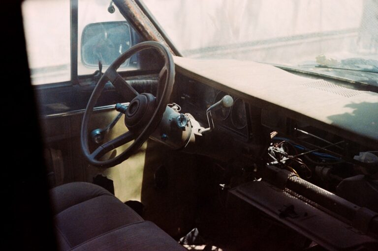 O Interior De Um Carro Com Volante E Painel H0GoCzZubPw