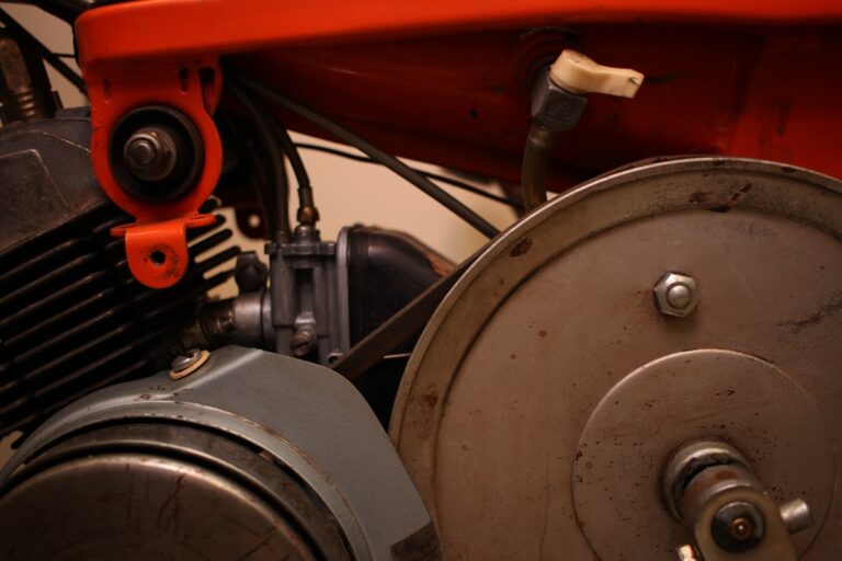 Um Close up De Um Motor De Motocicleta Com Um Guidao Vermelho JdnEdnabohQ