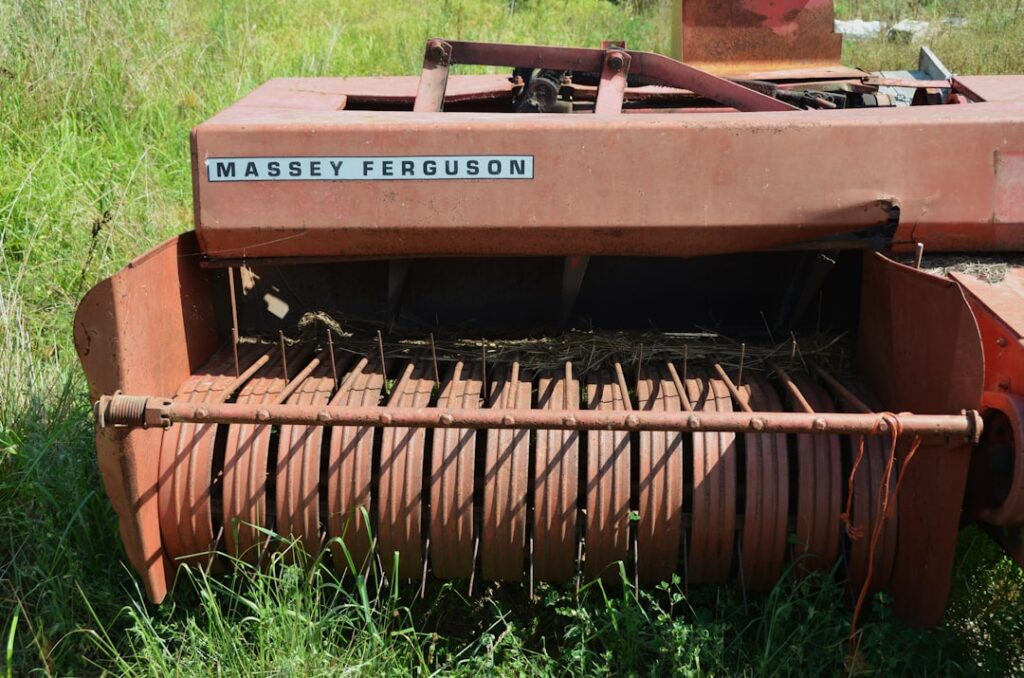 Enfardadeira De Feno Massey Ferguson Em Um Campo Gramado rrfRtuS6tW0