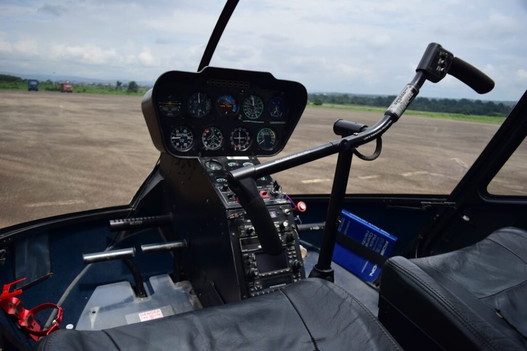 Uma Vista Do Cockpit De Um Pequeno Aviao xjgmm3Zp9KU