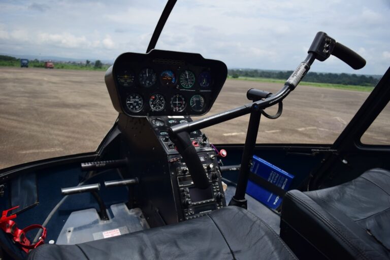 Uma Vista Do Cockpit De Um Pequeno Aviao xjgmm3Zp9KU