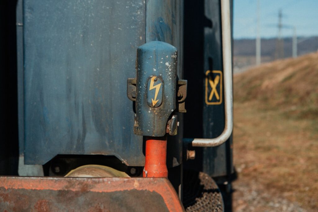 Um Close up De Um Trem Em Um Trilho De Trem DzyxY5EI9yU