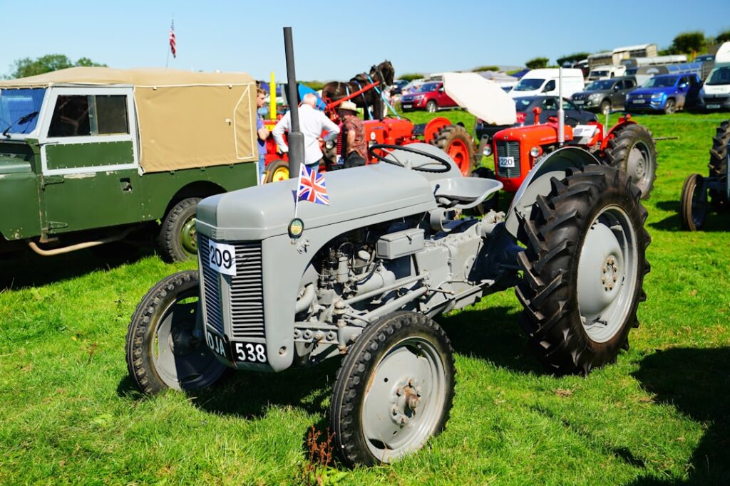 Um Trator Estacionado Na Grama ULwjYbOXROo