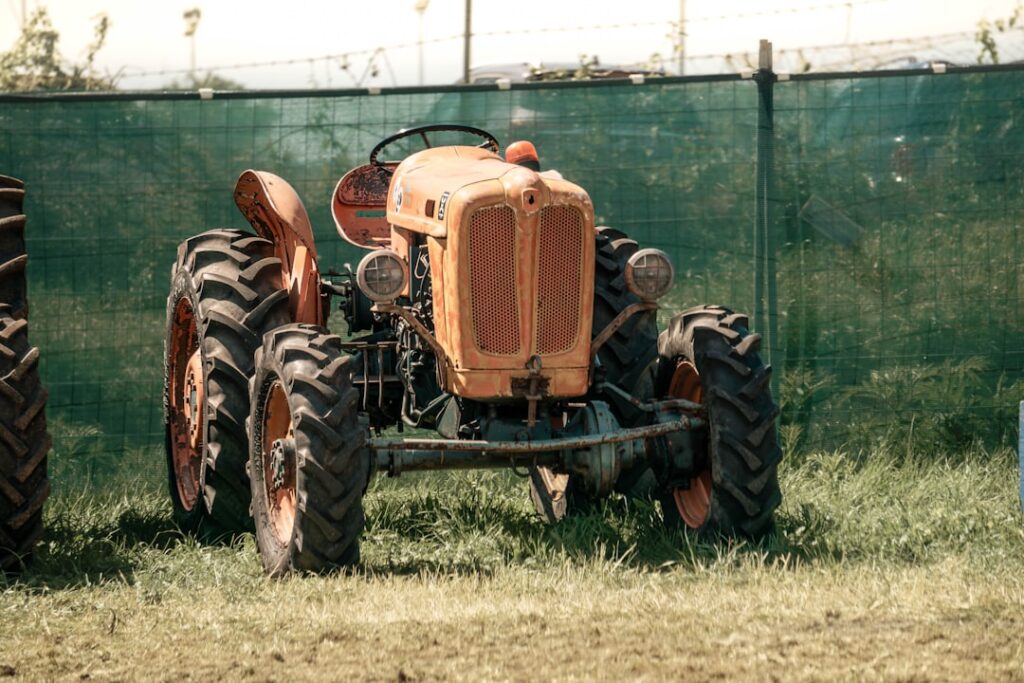 Aqui Esta Uma Pequena Legenda Trator Vintage Laranja Fica Em Um Campo Gramado J e4E2x gkE