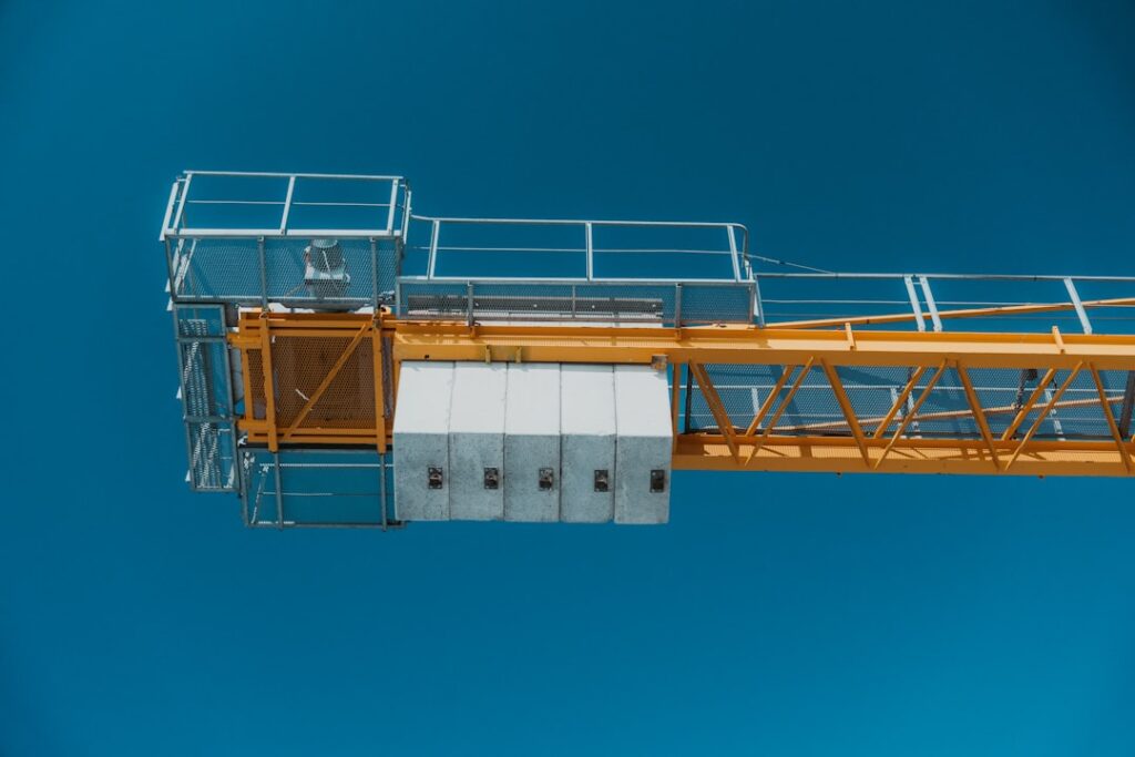 Guindaste Amarelo Da Construcao De Encontro a Um Ceu Azul Desobstruido kL5QQLGoK3A