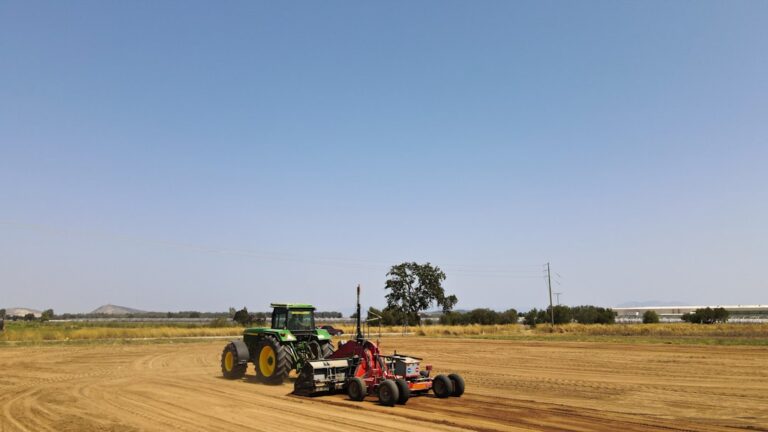 Trator Verde Puxando Equipamentos Agricolas Atraves De Um Campo VCZ0GpB0reQ