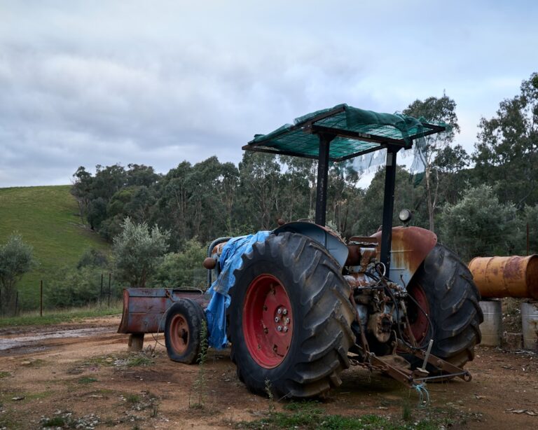 Um Trator Que Esta Sentado Na Terra Ifg_sPOEGao