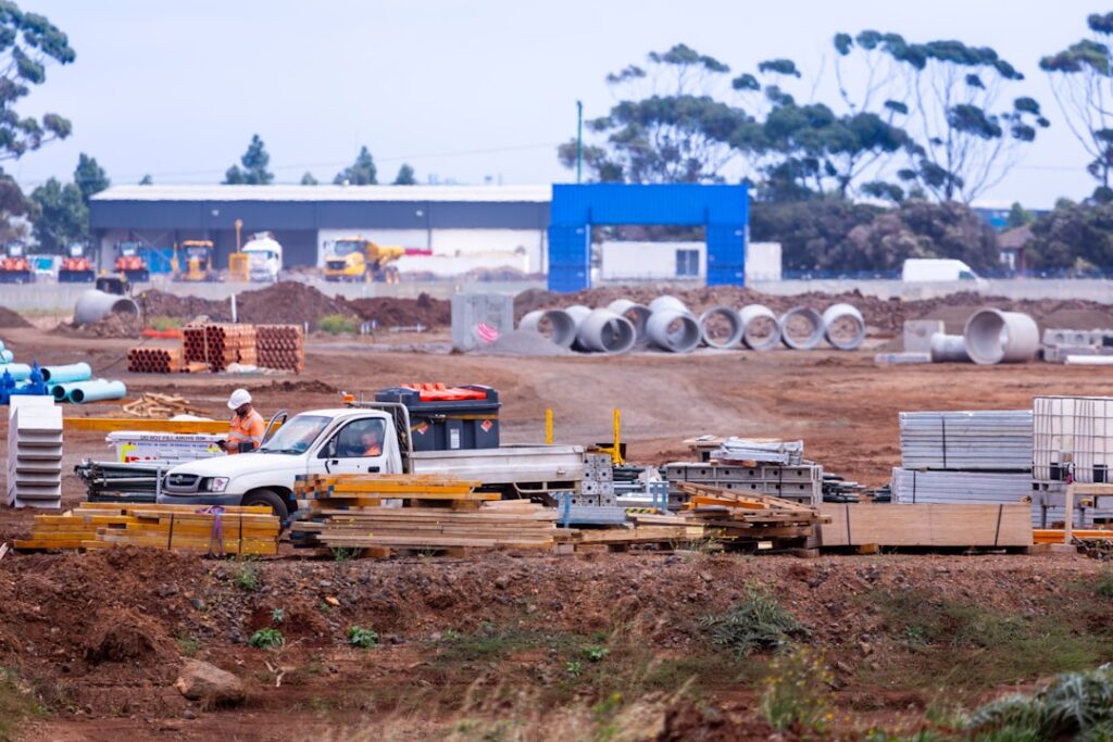 Seda Amarelo E Branco No Campo Marrom Durante O Dia UrF8Wp2qCEY