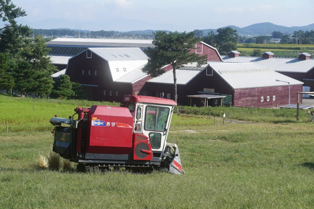 Colheitadeira Vermelha Em Um Campo Gramado _uSP9EQwx2Q