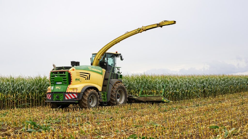Colheitadeira Verde E Amarela Em Um Milharal YhSbfsUd8XU