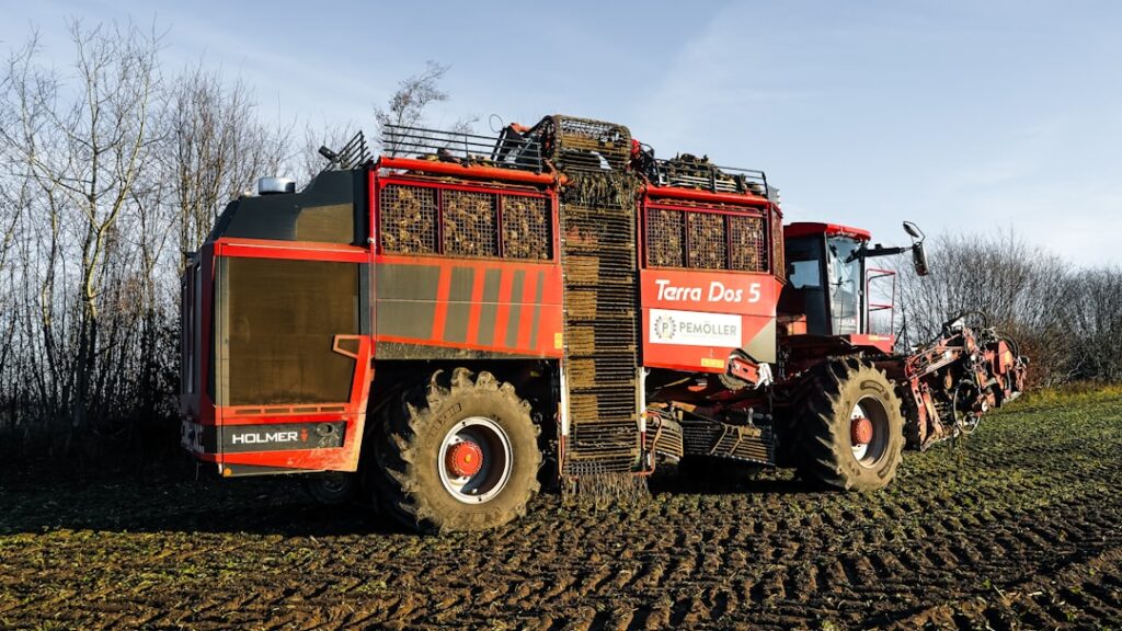 Maquina Agricola Vermelha Colhendo Plantacoes Em Um Campo bUijY5Tj9So
