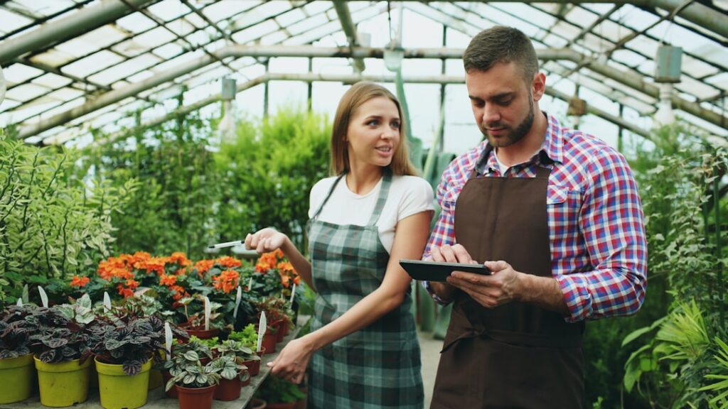 Duas Pessoas Trabalhando Em Uma Estufa Com Plantas 3UvopSPqjjM