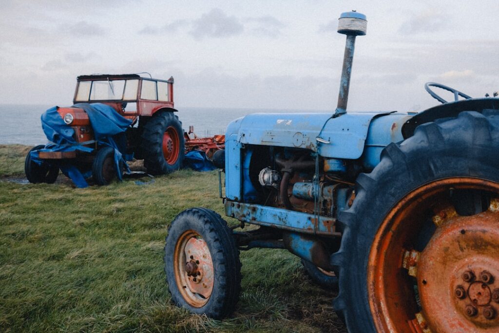 Dois Tratores Velhos Estacionados Em Uma Colina Gramada V_x_0Lf7sFI