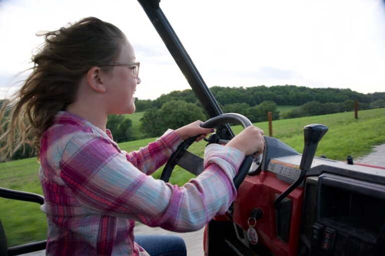 Uma Pessoa Dirigindo Um Trator M8OpPJD46Sg