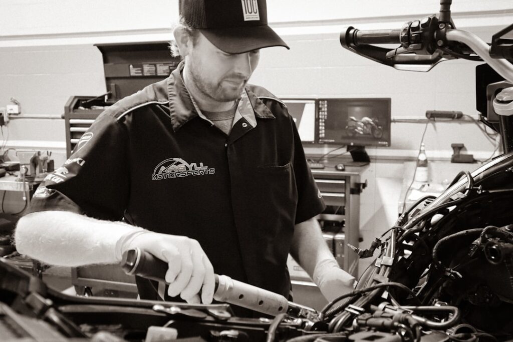 Um Homem Que Trabalhava Em Uma Motocicleta Em Uma Garagem rRPv kgXCKI