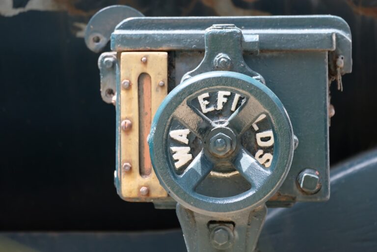 Um Close up De Um Objeto De Metal vWRDKo2hNJ0