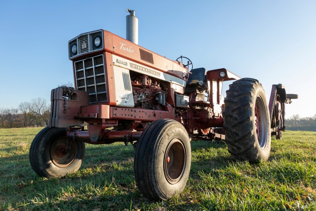 Trator Vermelho No Campo Verde Da Grama Durante O Dia 7xu8xozXTOI