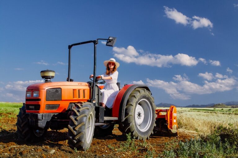 Mulher Dirigindo Um Trator Laranja Em Um Campo mpDZwiN6Gzo