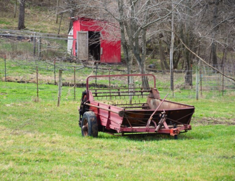 Equipamentos Agricolas Vermelhos Estao Em Um Campo Gramado YE3lQ7QVm1Y
