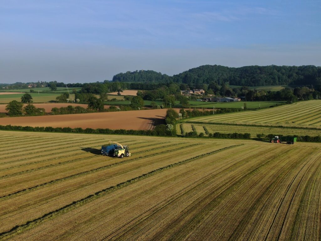 Um Carro Dirigindo Em Uma Estrada De Terra tS8zW6 8I6U