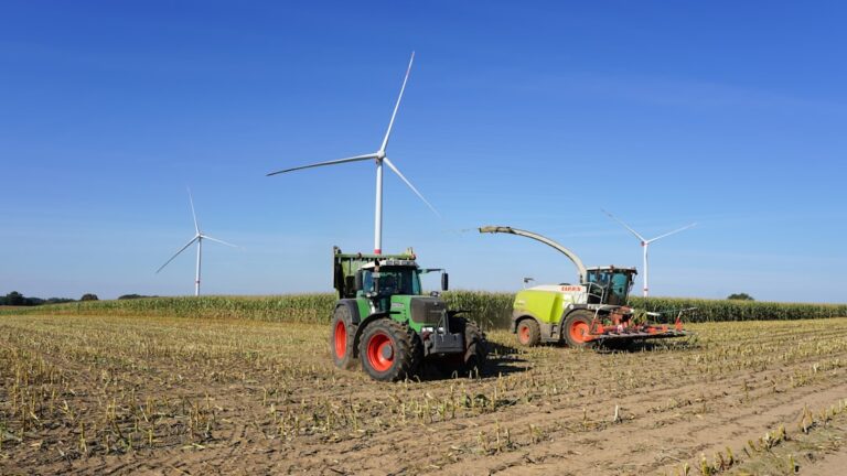 Trator E Colheitadeira Em Um Milharal Com Turbinas Eolicas ioPqnU8UGDw
