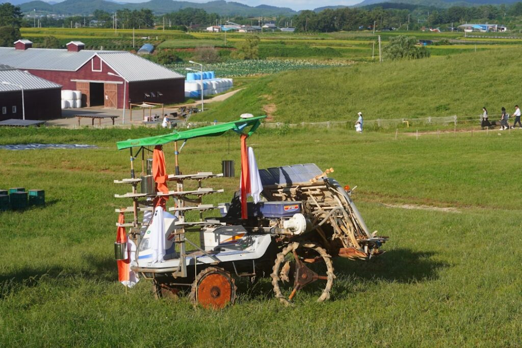 Maquinas Agricolas Em Um Campo Gramado Com Celeiros SA2LtH9aWWQ